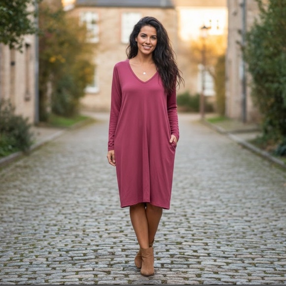 Abercrombie & Fitch Dresses & Skirts - Abercrombie & Fitch Deep Pink V-Neck Tee